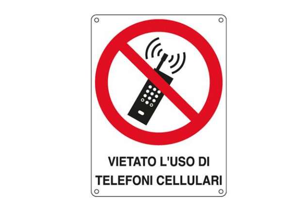 Immagine di Cartello segnalatore - 16,6x23,3 cm - VIETATO L'USO DI TELEFONI CELLULARI - alluminio - Cartelli Seg