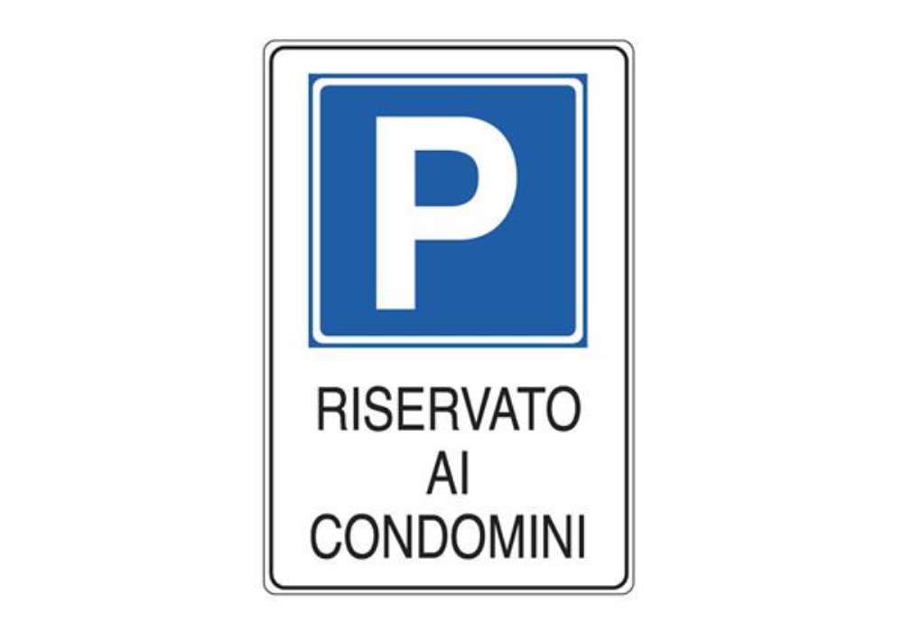 Immagine di Cartello segnalatore - 20x30 cm - PARCHEGGIO RISERVATO AI CONDOMINI - alluminio - Cartelli Segnalato