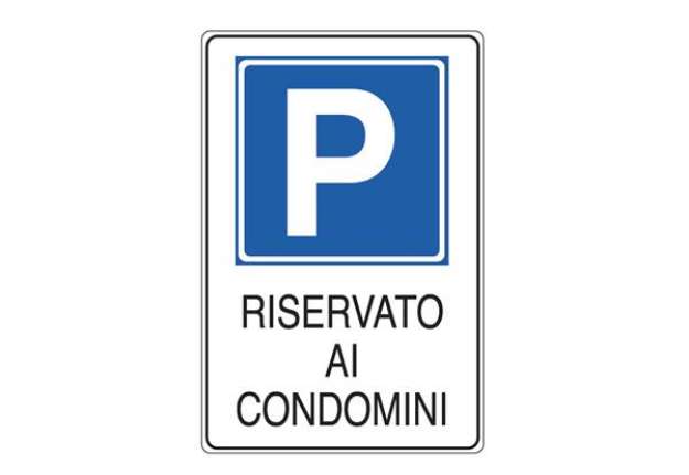 Immagine di Cartello segnalatore - 20x30 cm - PARCHEGGIO RISERVATO AI CONDOMINI - alluminio - Cartelli Segnalato