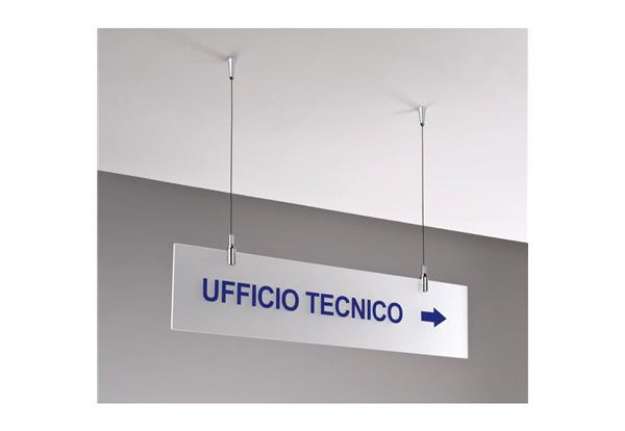 Immagine di Targa sospesa in acrilico bisatinato 60x15 cm Tecnostyl con cavetti per fissaggio soffitto silver/bi