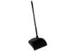 Immagine di Paletta per la polvere Executive Series ™ Lobby Pro® con manico lungo Rubbermaid nero - FG253100BLA